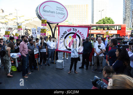 London, UK. 5. JULI 2017. "STOP ACID ATTACKS" Notfall Protest vor dem Bahnhof Stratford in East London. Demonstranten versammelt, um gegen die jüngsten Säureangriffe und zunehmende Islamophobie zu protestieren. Bildnachweis: ZEN - Zaneta Razaite / Alamy Live News Stockfoto