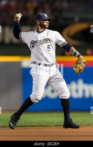 Milwaukee, WI, USA. 5. Juli 2017. Milwaukee Brewers zweiter Basisspieler Jonathan Villar #5 in Aktion während der Major League Baseball Spiel zwischen den Milwaukee Brewers und den Baltimore Orioles im Miller Park in Milwaukee, Wisconsin. John Fisher/CSM/Alamy Live-Nachrichten Stockfoto