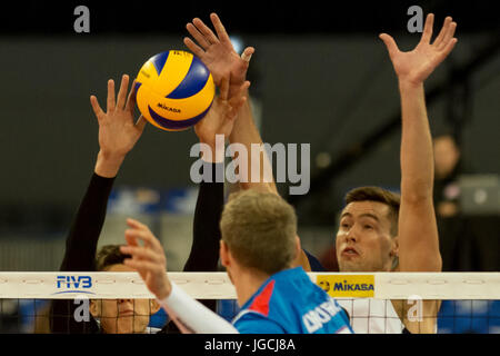 Curitiba, Brasilien. 5. Juli 2017. World League der Volleyball in der Partie zwischen Serbien und den USA statt, in der Arena da Baixada in Curitiba, PR. Credit: Reinaldo Reginato/FotoArena/Alamy Live News Stockfoto