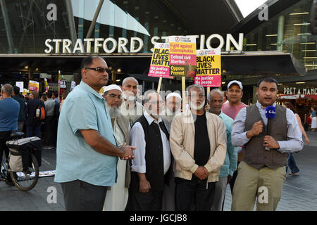 London, UK. 5. JULI 2017. "STOP ACID ATTACKS" Notfall Protest vor dem Bahnhof Stratford in East London. Demonstranten versammelt, um gegen die jüngsten Säureangriffe und zunehmende Islamophobie zu protestieren. C44-UK-News-Journalist ist die Berichterstattung über die Proteste vor dem Bahnhof Stratford. Bildnachweis: ZEN - Zaneta Razaite / Alamy Live News Stockfoto