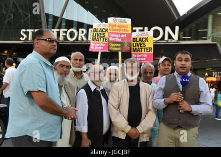 London, UK. 5. JULI 2017. "STOP ACID ATTACKS" Notfall Protest vor dem Bahnhof Stratford in East London. Demonstranten versammelt, um gegen die jüngsten Säureangriffe und zunehmende Islamophobie zu protestieren. C44-UK-News-Journalist ist die Berichterstattung über die Proteste vor dem Bahnhof Stratford. Bildnachweis: ZEN - Zaneta Razaite / Alamy Live News Stockfoto