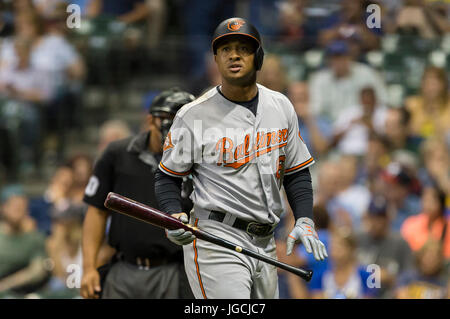 Milwaukee, WI, USA. 5. Juli 2017. Baltimore Orioles zweiter Basisspieler Jonathan Schoop #6 schlägt sich in der Major League Baseball Spiel zwischen den Milwaukee Brewers und den Baltimore Orioles im Miller Park in Milwaukee, Wisconsin. John Fisher/CSM/Alamy Live-Nachrichten Stockfoto