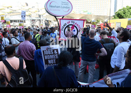 London, UK. 5. JULI 2017. "STOP ACID ATTACKS" Notfall Protest vor dem Bahnhof Stratford in East London. Demonstranten versammelt, um gegen die jüngsten Säureangriffe und zunehmende Islamophobie zu protestieren. Bildnachweis: ZEN - Zaneta Razaite / Alamy Live News Stockfoto