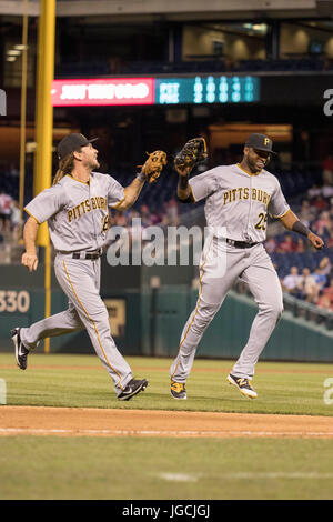 Philadelphia, Pennsylvania, USA. 5. Juli 2017. Pittsburgh Pirates Recht Fielder Gregory Polanco (25) feiert seine Heimat für den Out mit Recht Fielder John Jaso (28) werfen während der MLB-Spiel zwischen den Pittsburgh Pirates und Philadelphia Phillies im Citizens Bank Park in Philadelphia, Pennsylvania. Die Pittsburgh Pirates gewannen 5: 2. Christopher Szagola/CSM/Alamy Live-Nachrichten Stockfoto
