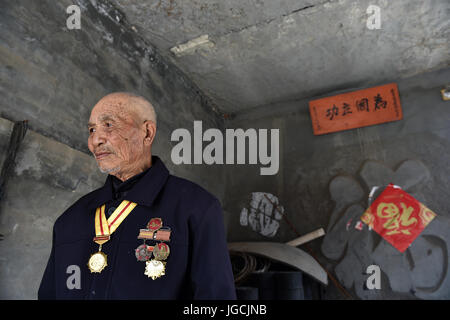 (170706)--TAIYUAN, 6. Juli 2017 (Xinhua)--Veteran Xie Shuangfu, 89, bleibt zu Hause bei Zhang'erping Dorf von Yuxian Grafschaft, Nord-China Shanxi Provinz, 4. Mai 2017. Xie war ein Soldat der Transport Truppe während des antijapanischen Krieges. 7 Juli dieses Jahr markiert den 80. Jahrestag des Beginns des Chinas acht Jahre Widerstand gegen die japanische Invasion. China war die erste Nation zum Kampf gegen faschistische Kräfte. Der Kampf begann am 18. September 1931, als japanische Truppen ihre Invasion in Nordostchina begannen. Es wurde intensiviert, als umfassende Invasion Japans nach einem entscheidenden begann Stockfoto