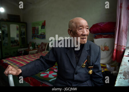 (170706)--TAIYUAN, 6. Juli 2017 (Xinhua)--Veteran Wang Ying, 91, liegt zu Hause in Jiangxiangping Dorf von Yuxian County, North China Shanxi Provinz, 3. Mai 2017. Wang, geboren im Jahre 1926 trat die chinesische Armee im Jahr 1941 während des antijapanischen Krieges. 7 Juli dieses Jahr markiert den 80. Jahrestag des Beginns des Chinas acht Jahre Widerstand gegen die japanische Invasion. China war die erste Nation zum Kampf gegen faschistische Kräfte. Der Kampf begann am 18. September 1931, als japanische Truppen ihre Invasion in Nordostchina begannen. Es wurde intensiviert, als umfassende Invasion Japans nach begann Stockfoto