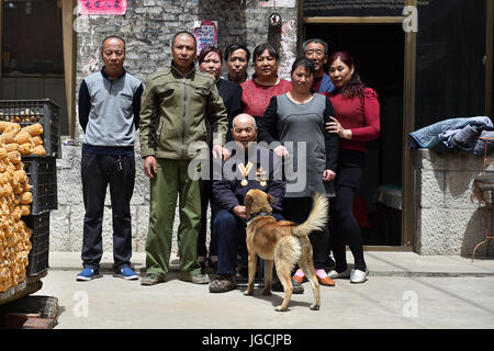 (170706)--TAIYUAN, 6. Juli 2017 (Xinhua)--Veteran Xie Shuangfu (C Front), 89, posiert für Fotos mit seiner Familie am Zhang'erping Dorf von Yuxian Grafschaft, Nord-China Shanxi Provinz, 4. Mai 2017. Xie war ein Soldat der Transport Truppe während des antijapanischen Krieges. 7 Juli dieses Jahr markiert den 80. Jahrestag des Beginns des Chinas acht Jahre Widerstand gegen die japanische Invasion. China war die erste Nation zum Kampf gegen faschistische Kräfte. Der Kampf begann am 18. September 1931, als japanische Truppen ihre Invasion in Nordostchina begannen. Es wurde intensiviert, wenn Full-Scale in Japans Stockfoto