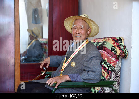 (170706)--TAIYUAN, 6. Juli 2017 (Xinhua)--Veteran Luo Xiuting, 92, liegt zu Hause in Yaoziping Dorf von Yuxian County, North China Shanxi Provinz, 7. Juni 2017. Luo, Jahrgang 1925, trat die chinesische Armee im Jahre 1945 während des antijapanischen Krieges. 7 Juli dieses Jahr markiert den 80. Jahrestag des Beginns des Chinas acht Jahre Widerstand gegen die japanische Invasion. China war die erste Nation zum Kampf gegen faschistische Kräfte. Der Kampf begann am 18. September 1931, als japanische Truppen ihre Invasion in Nordostchina begannen. Es wurde intensiviert, als umfassende Invasion Japans nach einem c begann Stockfoto