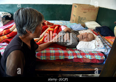 (170706)--TAIYUAN, 6. Juli 2017 (Xinhua)--Veteran Wang Hailin (R), 89, plaudert mit seiner Tochter Wang Zhuangying zu Hause in der Provinz Shanxi Zhijiao Dorf von Yuxian County, North China, 7. Juni 2017. Wang, der 1928 geborene beteiligte im Anti-japanischen Krieg, als er jung war. 7 Juli dieses Jahr markiert den 80. Jahrestag des Beginns des Chinas acht Jahre Widerstand gegen die japanische Invasion. China war die erste Nation zum Kampf gegen faschistische Kräfte. Der Kampf begann am 18. September 1931, als japanische Truppen ihre Invasion in Nordostchina begannen. Es wurde intensiviert, wenn Japans voll-s Stockfoto