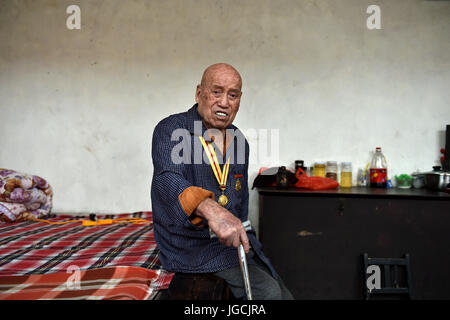 (170706)--TAIYUAN, 6. Juli 2017 (Xinhua)--Veteran Li Ximing, 90, liegt zu Hause in der Nihe Dorf von Yuxian County, North China Shanxi Provinz, 6. Juni 2017. Li, geboren 1927, nahmen an der Anti-japanischen Krieg als er jung war. 7 Juli dieses Jahr markiert den 80. Jahrestag des Beginns des Chinas acht Jahre Widerstand gegen die japanische Invasion. China war die erste Nation zum Kampf gegen faschistische Kräfte. Der Kampf begann am 18. September 1931, als japanische Truppen ihre Invasion in Nordostchina begannen. Es wurde intensiviert, als umfassende Invasion Japans nach einem entscheidenden Zugang po begann Stockfoto