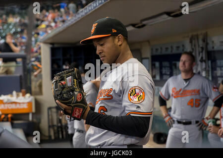 Milwaukee, WI, USA. 5. Juli 2017. Baltimore Orioles zweiter Basisspieler Jonathan Schoop #6 bereitet sich für die Major League Baseball Spiel zwischen den Milwaukee Brewers und den Baltimore Orioles im Miller Park in Milwaukee, Wisconsin. John Fisher/CSM/Alamy Live-Nachrichten Stockfoto