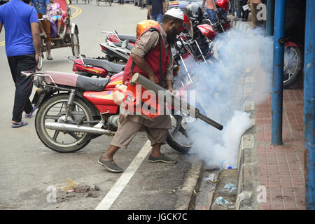 Dhaka, Bangladesch. 5. Juli 2017. Angestellter von Dhaka North City Corporation sprüht Pestizide töten Mücken am Tejgaon in Dhaka, Bangladesch. Am 5. Juli 2017-Credit: Mamunur Rashid/Alamy Live-Nachrichten Stockfoto