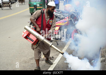 Dhaka, Bangladesch. 5. Juli 2017. Angestellter von Dhaka North City Corporation sprüht Pestizide töten Mücken am Tejgaon in Dhaka, Bangladesch. Am 5. Juli 2017-Credit: Mamunur Rashid/Alamy Live-Nachrichten Stockfoto