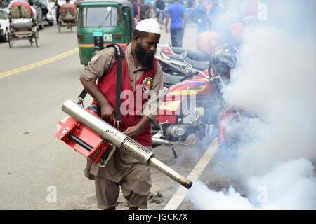 Dhaka, Bangladesch. 5. Juli 2017. Angestellter von Dhaka North City Corporation sprüht Pestizide töten Mücken am Tejgaon in Dhaka, Bangladesch. Am 5. Juli 2017-Credit: Mamunur Rashid/Alamy Live-Nachrichten Stockfoto