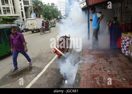 Dhaka, Bangladesch. 5. Juli 2017. Angestellter von Dhaka North City Corporation sprüht Pestizide töten Mücken am Tejgaon in Dhaka, Bangladesch. Am 5. Juli 2017-Credit: Mamunur Rashid/Alamy Live-Nachrichten Stockfoto