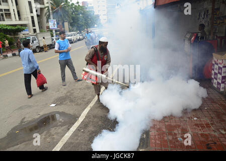 Dhaka, Bangladesch. 5. Juli 2017. Angestellter von Dhaka North City Corporation sprüht Pestizide töten Mücken am Tejgaon in Dhaka, Bangladesch. Am 5. Juli 2017-Credit: Mamunur Rashid/Alamy Live-Nachrichten Stockfoto