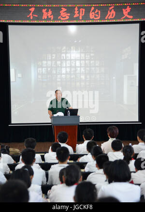 (170706)--NANJING, 6. Juli 2017 (Xinhua)--Wu Xianbin hält eine Rede an Nr. 13 Middle School in Nanjing, der Hauptstadt der ostchinesischen Provinz Jiangsu, 5. Juni 2015. Wu Xianbin, Nanjing ansässige Geschäftsmann, eröffnet im Jahr 2006 ein privat investiert Ausstellung Hall von Nanjing Anti-japanischen Krieg Heimatmuseum, die seine persönliche Sammlung von historischen Fotos, japanischen militärischen Karten und sonstiges Erbe des Krieges hält. Nun wird das Museum mit der Sammlung von mehr als 5.700 Kriegszeit Denkmäler, 40.000 Bücher und Dokumente, eine patriotische Erziehung Basis für lokale Schulen und Unternehmen. Stockfoto