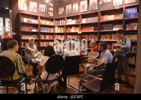 (170706)--NANJING, 6. Juli 2017 (Xinhua)--Wu Xianbin (2. L) Gespräche mit Mitgliedern der japanischen Delegation bei der Anti-japanischen Krieg-Heimatmuseum Nanjing in Nanjing, der Hauptstadt der ostchinesischen Provinz Jiangsu, 28. August 2016. Wu Xianbin, Nanjing ansässige Geschäftsmann, eröffnet im Jahr 2006 ein privat investiert Ausstellung Hall von Nanjing Anti-japanischen Krieg Heimatmuseum, die seine persönliche Sammlung von historischen Fotos, japanischen militärischen Karten und sonstiges Erbe des Krieges hält. Nun wird das Museum mit der Sammlung von mehr als 5.700 Kriegszeit Denkmäler, 40.000 Bücher und Dokumente, Stockfoto