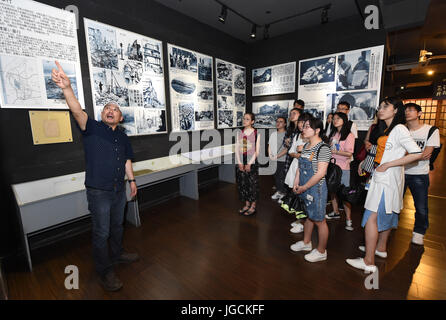 (170706)--NANJING, 6. Juli 2017 (Xinhua)--Wu Xianbin (L) stellt Exponate an College-Studenten an der Anti-japanischen Krieg-Heimatmuseum Nanjing in Nanjing, der Hauptstadt der ostchinesischen Provinz Jiangsu, 24. Juni 2017. Wu Xianbin, Nanjing ansässige Geschäftsmann, eröffnet im Jahr 2006 ein privat investiert Ausstellung Hall von Nanjing Anti-japanischen Krieg Heimatmuseum, die seine persönliche Sammlung von historischen Fotos, japanischen militärischen Karten und sonstiges Erbe des Krieges hält. Nun wird das Museum mit der Sammlung von mehr als 5.700 Kriegszeit Denkmäler, 40.000 Bücher und Dokumente, ein patrio Stockfoto