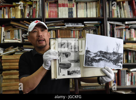 (170706)--NANJING, 6. Juli 2017 (Xinhua)--Wu Xianbin zeigt Fotos an den Anti-japanischen Krieg Heimatmuseum Nanjing in Nanjing, der Hauptstadt der ostchinesischen Provinz Jiangsu, 22. Juni 2017. Wu Xianbin, Nanjing ansässige Geschäftsmann, eröffnet im Jahr 2006 ein privat investiert Ausstellung Hall von Nanjing Anti-japanischen Krieg Heimatmuseum, die seine persönliche Sammlung von historischen Fotos, japanischen militärischen Karten und sonstiges Erbe des Krieges hält. Nun wird das Museum mit der Sammlung von mehr als 5.700 Kriegszeit Denkmäler, 40.000 Bücher und Dokumente, eine patriotische Erziehung Basis für lokale sc Stockfoto