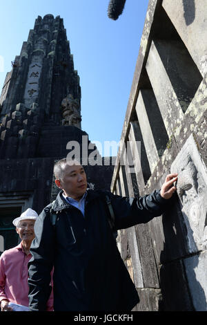 (170706)--NANJING, 6. Juli 2017 (Xinhua)--Wu Xianbin berührt einen Stein von Nanjing in China auf der Basis eines Turms in Miyazaki, Japan, 26. Oktober 2015 geplündert. Wu forderte Japan um den Steinen zurück. Wu Xianbin, Nanjing ansässige Geschäftsmann, eröffnet im Jahr 2006 ein privat investiert Ausstellung Hall von Nanjing Anti-japanischen Krieg Heimatmuseum, die seine persönliche Sammlung von historischen Fotos, japanischen militärischen Karten und sonstiges Erbe des Krieges hält. Nun wird das Museum mit der Sammlung von mehr als 5.700 Kriegszeit Denkmäler, 40.000 Bücher und Dokumente, eine patriotische Erziehung b Stockfoto