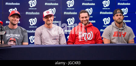 Vier der fünf All-Star-Washington Nationals Spieler posieren für ein Gruppenfoto vor dem Spiel gegen die New York Mets im Nationals Park in Washington, DC auf Montag, 3. Juli 2017. Von links nach rechts: Krug Max Scherzer, erster Basisspieler Ryan Zimmerman, zweiter Basisspieler Daniel Murphy und Recht Fielder Bryce Harper. Krug Stephen Strasburg war nicht beteiligt, weil er der Pitcher heute Abend sein wird. Bildnachweis: Ron Sachs/CNP (Einschränkung: NO New York oder New Jersey Zeitungen oder Zeitschriften in einem Umkreis von 75 Meilen von New York City) - NO-Draht-SERVICE - Foto: Ron Sachs/Consolidated Stockfoto