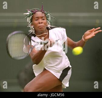 Datei - US-amerikanische Tennisspielerin Venus Williams in Aktion während ihr erstes Vorrundenspiel gegen Grzybowska aus Polen in Wimbledon, England, 28. Juni 1997. Venus Williams hatte im Jahr 1997 ihr erstes match in Wimbledon in der South West Of England Hauptstadt London. Sie verlor in der ersten Runde gegen Grzybowska aus Polen. Foto: Frank Leonhardt/dpa Stockfoto