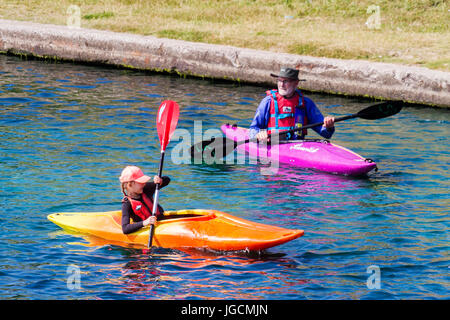 Southport, Merseyside, 6. Juli 2017. Großbritannien Wetter.  Ein herrlicher sonniger Start in den Tag bringt Menschen an der Hafenpromenade fündig auf Southport Promenade in Merseyside.  Bildnachweis: Cernan Elias/Alamy Live-Nachrichten Stockfoto