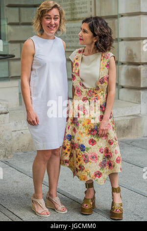 London, UK. 6. Juli 2017. Kate Goodwin, Leiter der Architektur (weißes Kleid) und Architekt Farshid Moussavi RA im Rathaushof Annenberg, Burlington House. Ankündigung eines großen Geschenks der Dorfman-Stiftung, "die Zukunft der Architektur an der Royal Academy of Arts zu verwandeln". 6. Juli 2017 London. Bildnachweis: Guy Bell/Alamy Live-Nachrichten Stockfoto