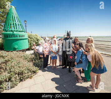 Leigh on Sea, Southend on Sea, Essex, England, UK. 5. Juli 2017. Mann in einem Batman-Anzug gekleidet erhalten viele Frauen Aufmerksamkeit am Meer. Bildnachweis: Tony Watson/Alamy Live-Nachrichten Stockfoto