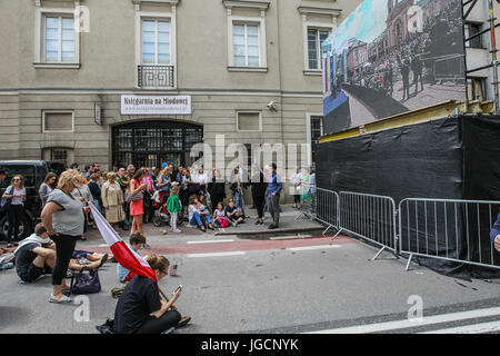 Warschau, Polen. 6. Juli 2017. Menschen unter Begrüßung Präsident der Vereinigten Staaten von Amerika Donald Trump auf dem Karsinskich-Platz sind in Warschau, Polen, am 6. Juli 2017 sehen. Donald Trump kam Polen mit Präsident Andrzej Duda zu treffen und eine Rede auf der Konferenz von drei Meeren zu liefern. Bildnachweis: Michal Fludra/Alamy Live-Nachrichten Stockfoto