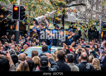 Auckland, Neuseeland. 6. Juli 2017. Tausende von Aucklander säumten die Straßen, home Team New Zealand und den Pokal der Auld Mug America Cup begrüßen zu dürfen. Bildnachweis: Vadim Boussenko/Alamy Live-Nachrichten Stockfoto