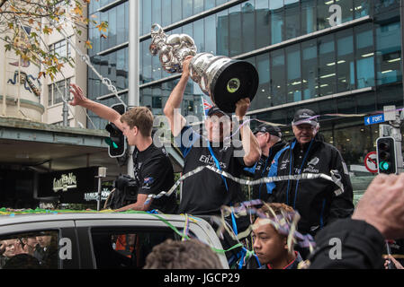 Auckland, Neuseeland. 6. Juli 2017. Tausende von Aucklander säumten die Straßen, home Team New Zealand und den Pokal der Auld Mug America Cup begrüßen zu dürfen. Bildnachweis: Vadim Boussenko/Alamy Live-Nachrichten Stockfoto