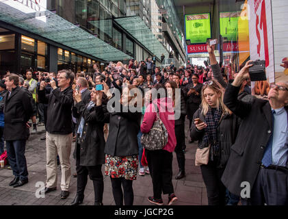 Auckland, Neuseeland. 6. Juli 2017. Tausende von Aucklander säumten die Straßen, home Team New Zealand und den Pokal der Auld Mug America Cup begrüßen zu dürfen. Bildnachweis: Vadim Boussenko/Alamy Live-Nachrichten Stockfoto