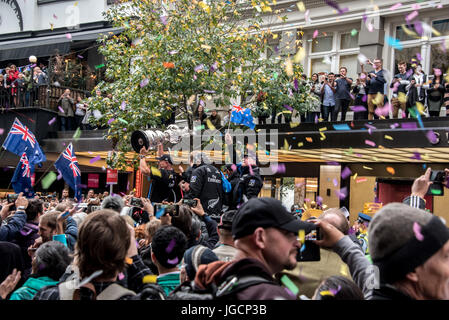 Auckland, Neuseeland. 6. Juli 2017. Tausende von Aucklander säumten die Straßen, home Team New Zealand und den Pokal der Auld Mug America Cup begrüßen zu dürfen. Bildnachweis: Vadim Boussenko/Alamy Live-Nachrichten Stockfoto