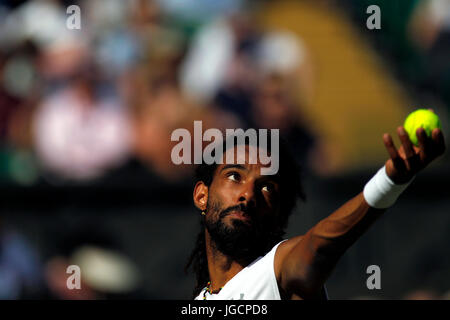 London, UK. 5. Juli 2017. London, 5. Juli 2017 - Dustin Brown Deutschland dienen in seinem zweiten Vorrundenspiel gegen Andy Murray in Wimbledon. Bildnachweis: Adam Stoltman/Alamy Live-Nachrichten Stockfoto