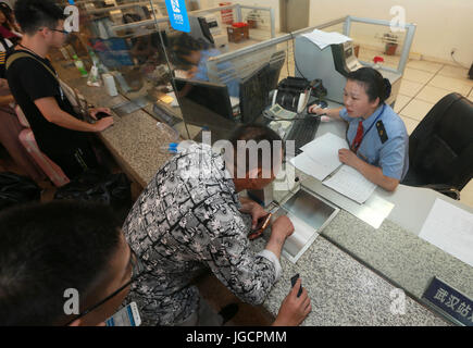 (170706)--WUHAN, 6. Juli 2017 (Xinhua)--Passagiere Warteschlange zu verschieben oder an der Kasse des Wuhan Bahnhofs in Wuhan, Hubei Provinz Zentral-China, 6. Juli 2017 zu erstatten. Mehr als 100 Züge wurden angehalten, nach starken Regenfällen Liuyanghe Tunnel entlang der Hochgeschwindigkeits-Bahnstrecke zwischen Peking und Guangzhou überflutet. Mehr als 30.000 Fahrgäste blieben am Bahnhof gestrandet.  (Xinhua/Zhao Jun) (Mcg) Stockfoto