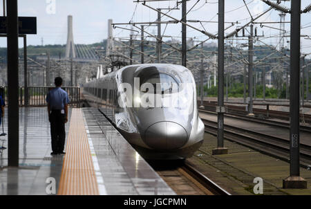 (170706)--CHANGSHA, 6. Juli 2017 (Xinhua)--ein temporäre Zug kommt in Changsha South Railway Station in Changsha, Zentral-China Provinz Hunan, 6. Juli 2017. Mehr als 100 Züge wurden angehalten, nach starken Regenfällen Liuyanghe Tunnel entlang der Hochgeschwindigkeits-Bahnstrecke zwischen Peking und Guangzhou überflutet. Der Tunnel geschlossen wurde und Wartungsmannschaften sind mit Ausrüstung zum Abpumpen des Wassers, Guangzhou Bahnhof (Gruppe) Corporation sagte. (Xinhua/Li Ga) (Mcg) Stockfoto