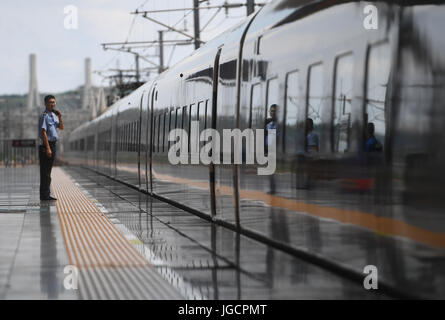 (170706)--CHANGSHA, 6. Juli 2017 (Xinhua)--ein temporäre Zug kommt in Changsha South Railway Station in Changsha, Zentral-China Provinz Hunan, 6. Juli 2017. Mehr als 100 Züge wurden angehalten, nach starken Regenfällen Liuyanghe Tunnel entlang der Hochgeschwindigkeits-Bahnstrecke zwischen Peking und Guangzhou überflutet. Der Tunnel geschlossen wurde und Wartungsmannschaften sind mit Ausrüstung zum Abpumpen des Wassers, Guangzhou Bahnhof (Gruppe) Corporation sagte. (Xinhua/Li Ga) (Mcg) Stockfoto