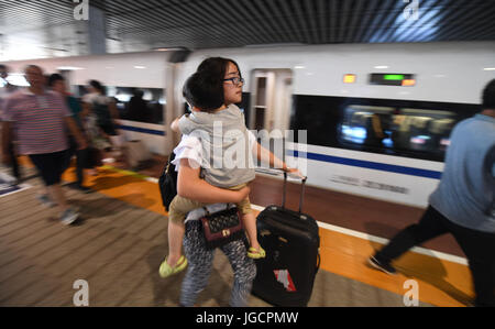 (170706)--CHANGSHA, 6. Juli 2017 (Xinhua)--Passagiere gehen, um eine temporäre Zug am Bahnhof Changsha Süd in Changsha, Zentral-China Provinz Hunan, 6. Juli 2017. Mehr als 100 Züge wurden angehalten, nach starken Regenfällen Liuyanghe Tunnel entlang der Hochgeschwindigkeits-Bahnstrecke zwischen Peking und Guangzhou überflutet. Der Tunnel geschlossen wurde und Wartungsmannschaften sind mit Ausrüstung zum Abpumpen des Wassers, Guangzhou Bahnhof (Gruppe) Corporation sagte. (Xinhua/Li Ga) (Mcg) Stockfoto