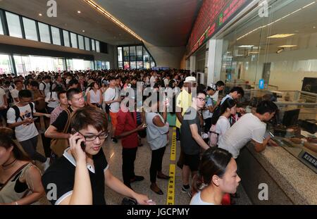 (170706)--WUHAN, 6. Juli 2017 (Xinhua)--Passagiere Warteschlange zu verschieben oder an der Kasse des Wuhan Bahnhofs in Wuhan, Hubei Provinz Zentral-China, 6. Juli 2017 zu erstatten. Mehr als 100 Züge wurden angehalten, nach starken Regenfällen Liuyanghe Tunnel entlang der Hochgeschwindigkeits-Bahnstrecke zwischen Peking und Guangzhou überflutet. Mehr als 30.000 Fahrgäste blieben am Bahnhof gestrandet.  (Xinhua/Zhao Jun) (Mcg) Stockfoto