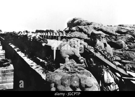 (170706)--Peking, 6. Juli 2017 (Xinhua)--Datei Foto zeigt Soldaten des Nr. 29 Nationalisten Corps hart kämpfen, um japanische Invasoren an provozierte Brücke in Peking zu widerstehen. China war die erste Nation zum Kampf gegen faschistische Kräfte. Der Kampf begann am 18. September 1931, als japanische Truppen ihre Invasion in Nordostchina begannen. Es wurde intensiviert, als umfassende Invasion Japans nach einem entscheidenden Access Point begann nach Peking, provozierte Brücke, auch bekannt als Marco Polo am 7. Juli 1937 durch japanische Truppen angegriffen wurde. (Xinhua) (Mcg) Stockfoto