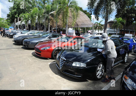 Bangkok, Thailand. 6. Juli 2017. Menschen besuchen eine Versteigerung von beschlagnahmten Luxusautos Hauptquartier der thailändische Zoll in Bangkok, Thailand, 6. Juli 2017. Insgesamt 300 beschlagnahmte Luxusautos wurden versteigert, am Donnerstag. Bildnachweis: Rachen Sageamsak/Xinhua/Alamy Live-Nachrichten Stockfoto