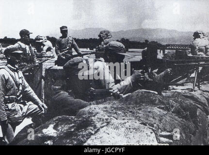 (170706)--Peking, 6. Juli 2017 (Xinhua)--Datei Foto zeigt chinesischen Soldaten kämpfen hart, um japanische Invasoren an provozierte Brücke in Peking zu widerstehen. China war die erste Nation zum Kampf gegen faschistische Kräfte. Der Kampf begann am 18. September 1931, als japanische Truppen ihre Invasion in Nordostchina begannen. Es wurde intensiviert, als umfassende Invasion Japans nach einem entscheidenden Access Point begann nach Peking, provozierte Brücke, auch bekannt als Marco Polo am 7. Juli 1937 durch japanische Truppen angegriffen wurde. (Xinhua) (Mcg) Stockfoto