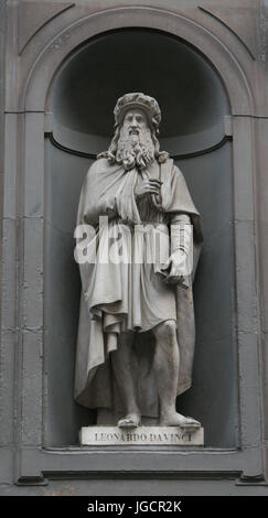 Leonardo da Vinci Statue an der Fassade der Galerie der Uffizien Stockfoto