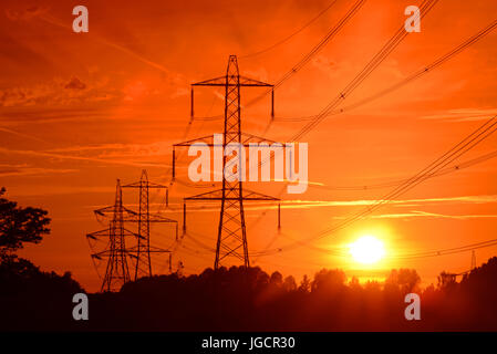 riesigen Strommasten bei Sonnenuntergang York Yorkshire uk Stockfoto