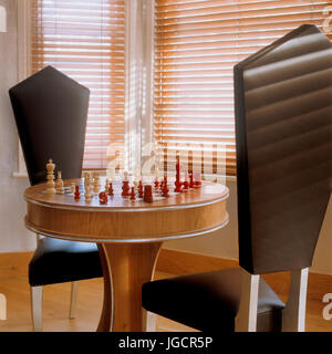 Schachtisch mit schwarzen Stühlen Stockfoto