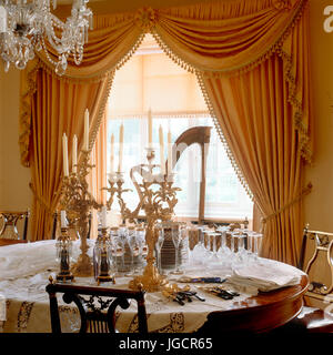 Opulente Esszimmer mit offenen Vorhängen Stockfoto