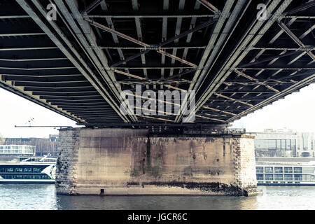 Niedrigen Winkel Blick auf eine Brücke über den Rhein, Köln, Deutschland Stockfoto