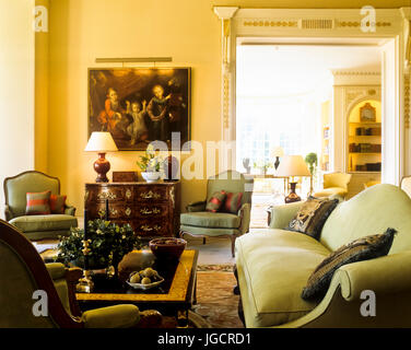 Edwardian Wohnzimmer mit Sitzmöglichkeit im grünen Stockfoto